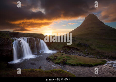 Tramonto sulla montagna Kirkjufell e cascata, Grundarfjordur, Snaefellsnes Peninsula, Vesturland, Islanda. Foto Stock