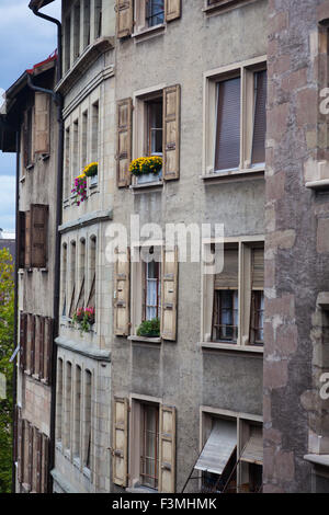 Appartamento windows nella città vecchia di Ginevra che affaccia sulla città in riva al lago Foto Stock