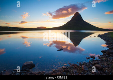 Tramonto riflesso di Kirkjufell montagna, Grundarfjordur, Snaefellsnes Peninsula, Vesturland, Islanda. Foto Stock