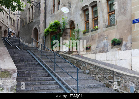 Passi con una ruota di bicicletta trogolo che conduce fino alla città vecchia di Ginevra, Svizzera Foto Stock