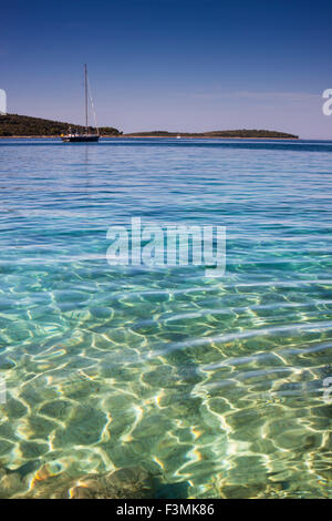 Imbarcazione a vela in splendido mare cristallino Foto Stock