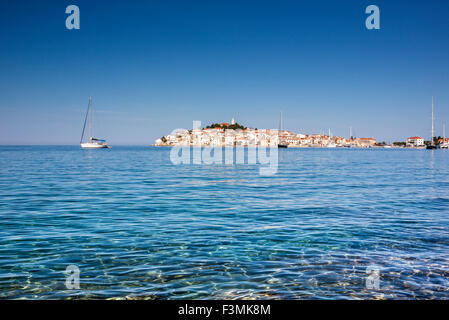 Primosten, famosa destinazione turistica della Croazia. Città sulla piccola penisola. Foto Stock