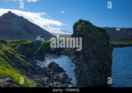 Costa e scenario di montagna a Arnarstapi, Snaefellsnes Peninsula, Vesturland, Islanda. Foto Stock