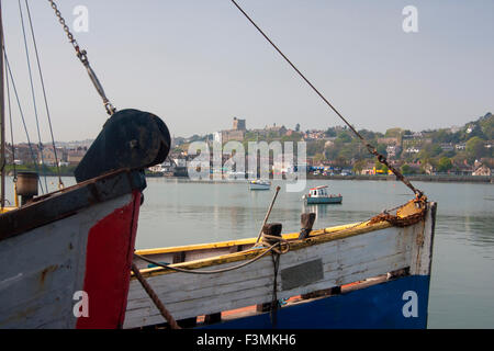 Porth Penrhyn barche nel porto turistico con vista di Bangor city con skyline dominato dal palazzo universitario Bangor Gwynedd Galles del Nord Foto Stock