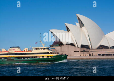 Ferry di Sydney Narrabeen passando Opera House sull approccio al Circular Quay di Sydney Cove Sydney NSW Australia Foto Stock