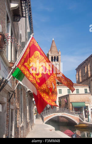 Bandiera veneziana con il Leone di San Marco, con canal e la torre di San Barnaba chiesa in background Dorsoduro Venezia Veneto Italia Foto Stock