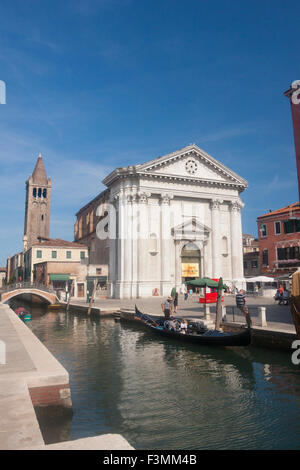 San Barnaba chiesa, canal e Campo square Dorsoduro Venezia Veneto Italia Foto Stock