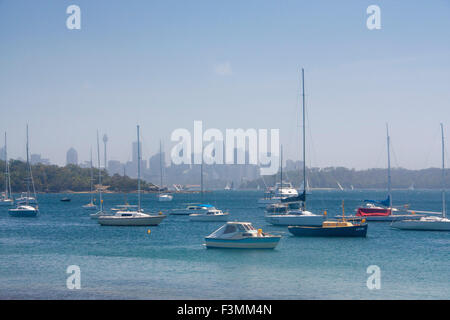 Watsons barche nel porto con city CBD skyline in distanza Sydney New South Wales NSW Australia Foto Stock