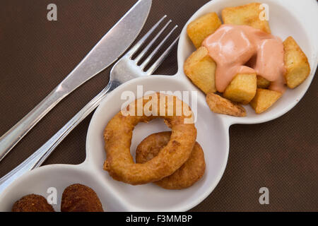 Tapas spagnole calamari fritti anelli e potates braves Foto Stock