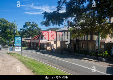 Wollombi main street, compresi magazzini generali e cafe e un negozio di segni Hunter Valley New South Wales NSW Australia Foto Stock