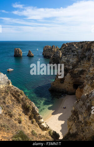 Cliff-vista laterale di una bellissima spiaggia vuota in Portogallo Alrgave della regione. Vicino a Lagos; Agosto, 2015. Foto Stock