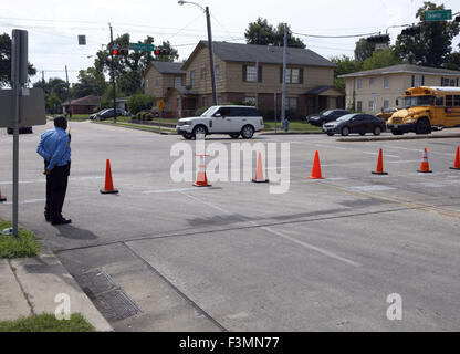 Houston, Stati Uniti d'America. 9 Ott, 2015. Un poliziotto sta gurad oustide studente di un complesso di abitazioni dove una sparatoria ha avuto luogo nel Texas Southern University a Houston, negli Stati Uniti ad Ottobre 9, 2015. Una persona è stato ucciso ed un altro ferito nella ripresa il venerdì. Credito: canzone Qiong/Xinhua/Alamy Live News Foto Stock