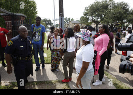 Houston, Stati Uniti d'America. 9 Ott, 2015. Gli studenti dovranno aspettare per informazioni oustide studente di un complesso di abitazioni dove una sparatoria ha avuto luogo nel Texas Southern University a Houston, negli Stati Uniti ad Ottobre 9, 2015. Una persona è stato ucciso ed un altro ferito nella ripresa il venerdì. Credito: canzone Qiong/Xinhua/Alamy Live News Foto Stock