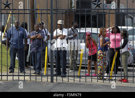 Houston, Stati Uniti d'America. 9 Ott, 2015. Le persone si radunano oustide studente di un complesso di abitazioni dove una sparatoria ha avuto luogo nel Texas Southern University a Houston, negli Stati Uniti ad Ottobre 9, 2015. Una persona è stato ucciso ed un altro ferito nella ripresa il venerdì. Credito: canzone Qiong/Xinhua/Alamy Live News Foto Stock