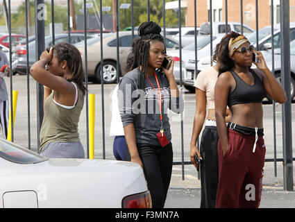 Houston, Stati Uniti d'America. 9 Ott, 2015. Gli studenti fanno telefonate oustide studente di un complesso di abitazioni dove una sparatoria ha avuto luogo nel Texas Southern University a Houston, negli Stati Uniti ad Ottobre 9, 2015. Una persona è stato ucciso ed un altro ferito nella ripresa il venerdì. Credito: canzone Qiong/Xinhua/Alamy Live News Foto Stock