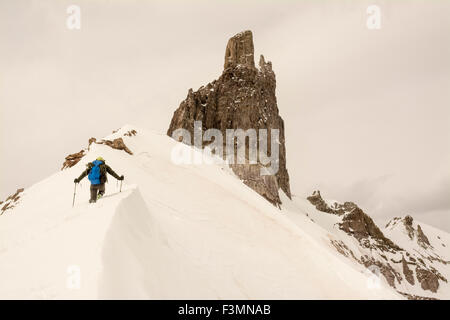 Un Uomo Lucertola arrampicata Head Peak, Telluride, Colorado. Foto Stock