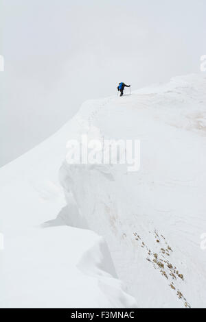 Un Uomo Lucertola arrampicata Head Peak, Telluride, Colorado. Foto Stock