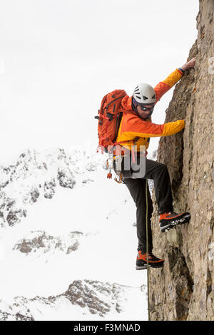 Un Uomo Lucertola arrampicata Head Peak, Telluride, Colorado. Foto Stock