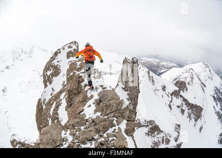 Un Uomo Lucertola arrampicata Head Peak, Telluride, Colorado. Foto Stock