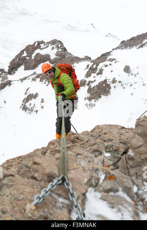 Un Uomo Lucertola arrampicata Head Peak, Telluride, Colorado. Foto Stock