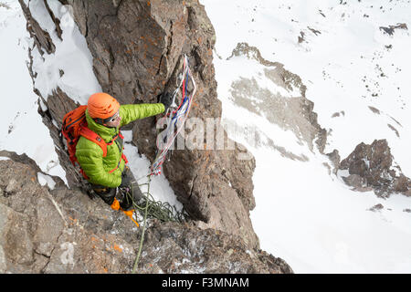 Un Uomo Lucertola arrampicata Head Peak, Telluride, Colorado. Foto Stock