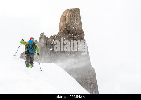 Un Uomo Lucertola arrampicata Head Peak, Telluride, Colorado. Foto Stock