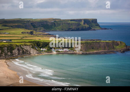 Vista sul villaggio di Portbraddan e la costa nord della contea di Antrim, Irlanda del Nord, Regno Unito Foto Stock