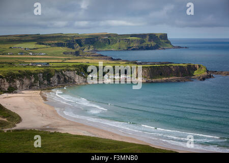 Vista sul villaggio di Portbraddan e la costa nord della contea di Antrim, Irlanda del Nord, Regno Unito Foto Stock