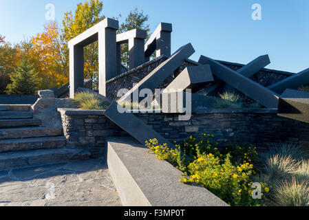 Il passaggio del fiume, un arte pubblica della installazione di Lorna Giordania, accanto al passaggio Harvie a Pearce Station Wagon Park di Calgary, Alberta, Canada Foto Stock