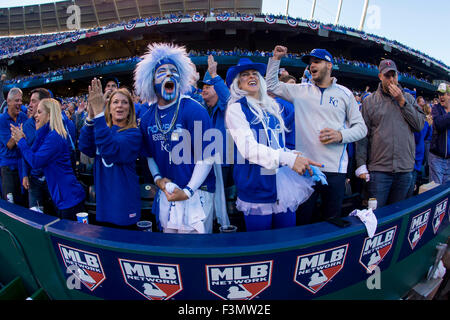Kansas City, MO, Stati Uniti d'America. 09oct, 2015. Kansas City Royals tifosi festeggiare nel nono inning durante il gioco 2 della serie divisionale Playoff tra Houston Astros e il Kansas City Royals presso Kauffman Stadium di Kansas City, MO. Kyle Rivas/CSM/Alamy Live News Foto Stock