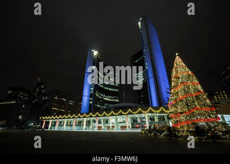 Toroto City Hall, illuminata in viola e decorato per il Natale. Foto Stock