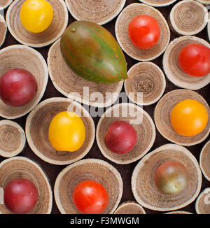 Diversi tutto colorato pomodori ciliegia su uno sfondo di legno Foto Stock
