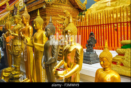 Molti Buddha in Wat Phra That Doi Suthep - Chiang Mai, Thailandia Foto Stock