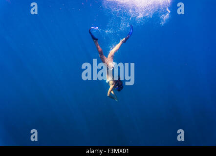 Giovane donna snorkeling in oceano. Foto Stock