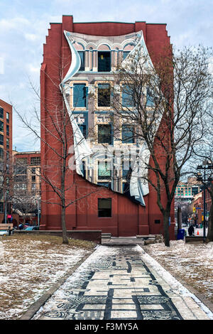 Il Gooderham edificio nel centro di Toronto, aka Flatiron Building. L'iconico illusione murale sulla schiena. Foto Stock