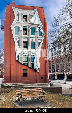 Il Gooderham edificio nel centro di Toronto, aka Flatiron Building. L'iconico illussion murale sulla schiena. Foto Stock