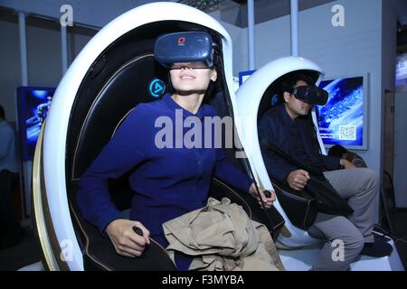 (151010) -- Pechino ott. 10, 2015 (Xinhua) -- il visitatore prova 3D la realtà virtuale degli impianti durante la Cina (Pechino) International 3D della realtà virtuale, Simulazione industriale di tecnologia e prodotti in mostra al China International Exhibition Centre di Pechino, capitale della Cina. Il 9 ottobre, 2015. La mostra ha dato dei calci a fuori il venerdì qui e durerà per 3 giorni. Lo stato dell'arte le tecniche e le applicazioni innovative nei settori della pianificazione urbana, ricreazione, istruzione, auto e la produzione industriale sono presentati. (Xinhua/Chen Xiaogen) (wsw) Foto Stock