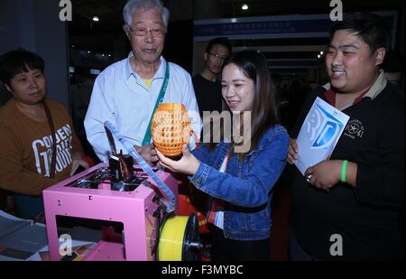 (151010) -- Pechino ott. 10, 2015 (Xinhua) -- Staffs mostrano un 3D-prodotto stampato durante la Cina (Pechino) International 3D della realtà virtuale, Simulazione industriale di tecnologia e prodotti in mostra al China International Exhibition Centre di Pechino, capitale della Cina. Il 9 ottobre, 2015. La mostra ha dato dei calci a fuori il venerdì qui e durerà per 3 giorni. Lo stato dell'arte le tecniche e le applicazioni innovative nei settori della pianificazione urbana, ricreazione, istruzione, auto e la produzione industriale sono presentati. (Xinhua/Chen Xiaogen) (wsw) Foto Stock