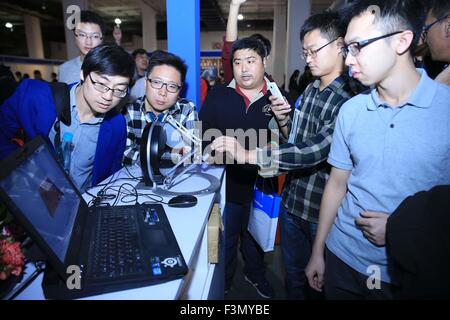 (151010) -- Pechino ott. 10, 2015 (Xinhua) -- I visitatori osservano il 3D le tecniche di realtà virtuale ha dimostrato sul computer durante la Cina (Pechino) International 3D della realtà virtuale, Simulazione industriale di tecnologia e prodotti in mostra al China International Exhibition Centre di Pechino, capitale della Cina. Il 9 ottobre, 2015. La mostra ha dato dei calci a fuori il venerdì qui e durerà per 3 giorni. Lo stato dell'arte le tecniche e le applicazioni innovative nei settori della pianificazione urbana, ricreazione, istruzione, auto e la produzione industriale sono presentati. (Xinhua/Chen Xiaogen) (wsw) Foto Stock