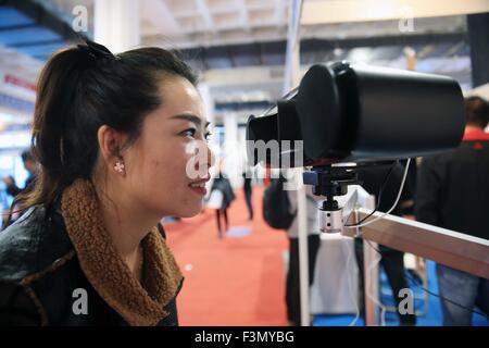 (151010) -- Pechino ott. 10, 2015 (Xinhua) -- Un visitatore prove a 3D di realtà virtuale per Installazione theatre durante la Cina (Pechino) International 3D della realtà virtuale, Simulazione industriale di tecnologia e prodotti in mostra al China International Exhibition Centre di Pechino, capitale della Cina. Il 9 ottobre, 2015. La mostra ha dato dei calci a fuori il venerdì qui e durerà per 3 giorni. Lo stato dell'arte le tecniche e le applicazioni innovative nei settori della pianificazione urbana, ricreazione, istruzione, auto e la produzione industriale sono presentati. (Xinhua/Chen Xiaogen) (wsw) Foto Stock