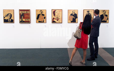 Los Angeles, California, USA. 09oct, 2015. La gente guarda alcune della tecnica da Shepard Fairey il giorno uno del Politicon inaugurale, un non-partigiano, Comic-Con style evento per la politica e l'intrattenimento. L'ordine del giorno per i due giorni della manifestazione comprende pannelli, dibattiti, tv e proiezioni di film, live radio, podcast, spettacoli di commedia, prenotate letture, interviste, meet & saluta, mostre d'arte e concerti musicali. Credito: Brian Cahn/ZUMA filo/Alamy Live News Foto Stock