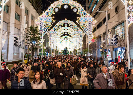 Kobe luminarie, festival invernale della luce. Apparentemente infinite folla vagare attraverso una strada principale con la massiccia light display overhead. Foto Stock