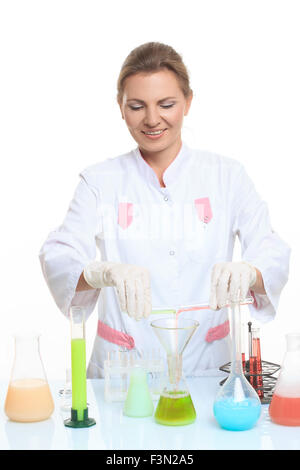 Donna chimico e prodotti chimici in beute Foto Stock