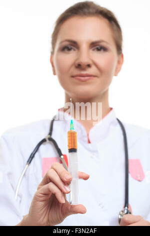 Giovani donne medico tenendo una siringa Foto Stock