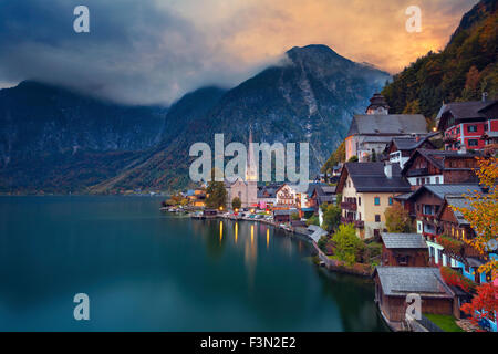 Hallstatt, Austria. Immagine del famoso villaggio alpino Halstatt durante il colorato tramonto d'autunno. Foto Stock