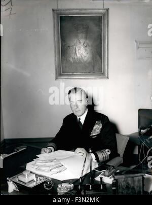 1928 - Mostra fotografica di Admiral Earl Mountbatten di Birmania, raffigurato alla sua scrivania nella sua stanza a Admiralty questa mattina. Il dipinto è in background di suo padre, il Principe Louis di Battenburg, che è stato primo signore del mare immediatamente prima e fino allo scoppio della guerra 1914-18. (Credito Immagine: © Keystone Press Agency/Keystone USA via ZUMAPRESS.com) Foto Stock