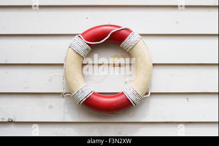 Vita decorativo preserver rustico scheda meteo parete, appeso sul lato di una casa sulla spiaggia Foto Stock