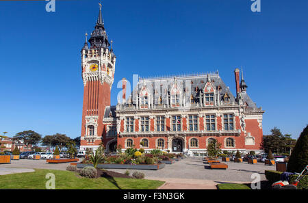 Calais , Francia , Hotel-de-Ville e giardini Foto Stock