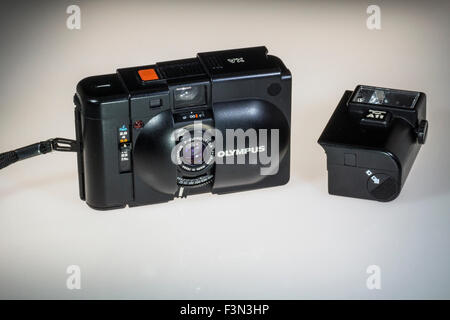 Una Olympus XA 35mm Pellicola Telemetro fotocamera con un11 flash rimovibile. Progettato da Yoshihisa Maitani Foto Stock