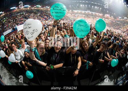 Assago Milano Italia. 09a ottobre 2015. Il cantante italiano-cantautore EROS RAMAZZOTTI suona dal vivo sul palco del secondo dei tre concerti in programma a Milano durante il 'Perfetto Tour Mondiale 2015/16' Credit: Rodolfo Sassano/Alamy Live News Foto Stock